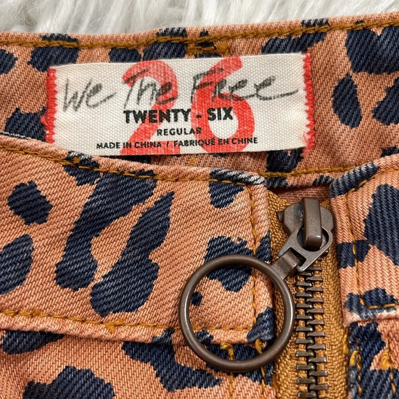 FREE PEOPLE WE THE FREE Animal Print Zip It Up Printed Mini Skirt Size 26 - Picture 7 of 13